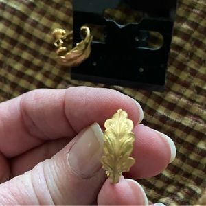 Napier vintage gold tone screw earrings. Mint condition.